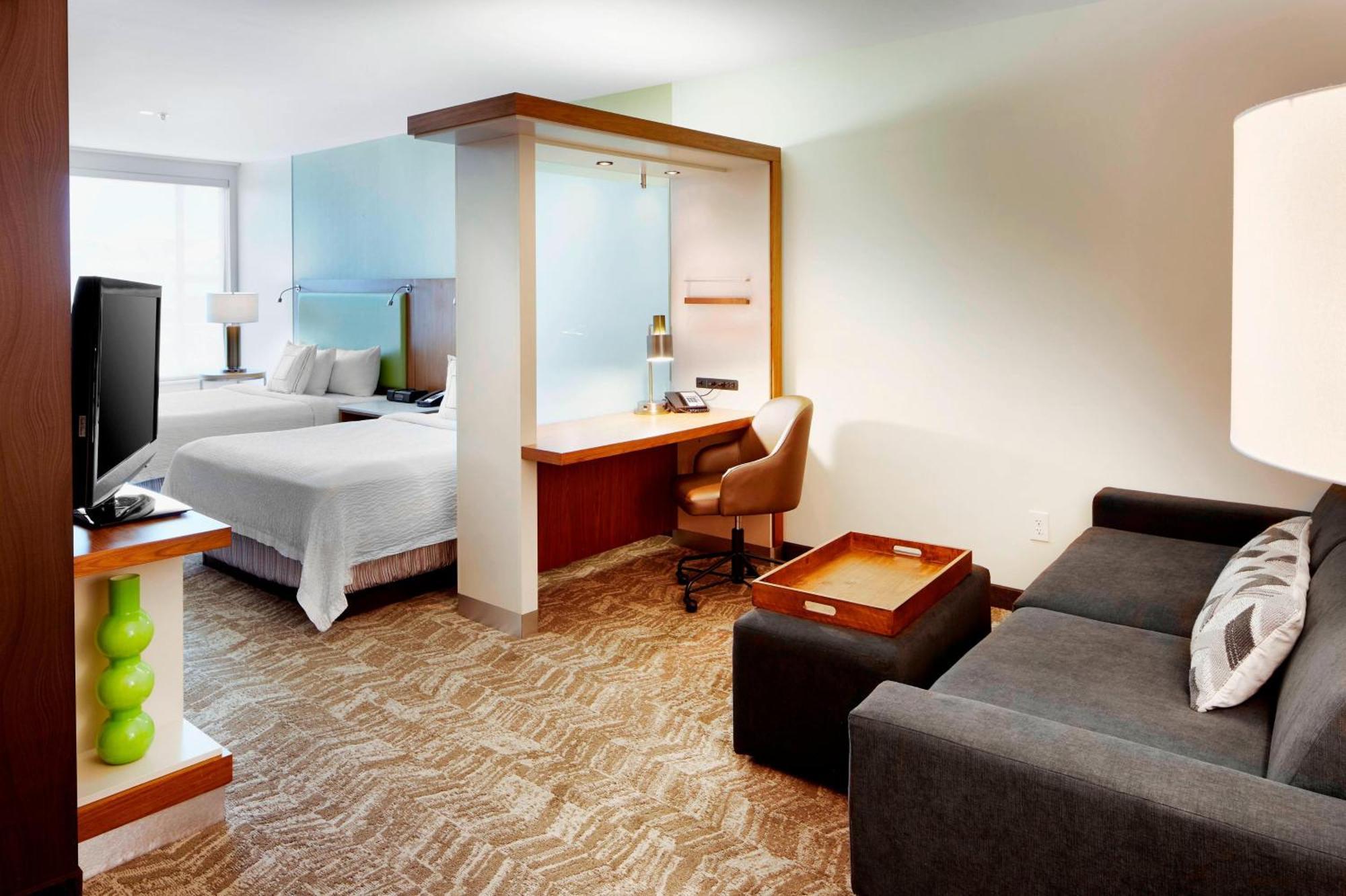 Queen Suite Two Queen Beds Bathtub Trundle Sofa Mobility Access or Hearing Accessible,1634418375:JPEG
